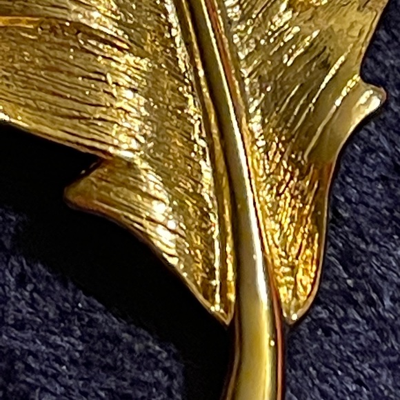 Women’s Gold tone Quill Feather Designed Brooch - Picture 3 of 5